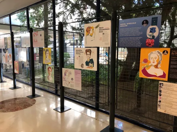 Exposición Paneles Mujeres Científicas en Física y Biología